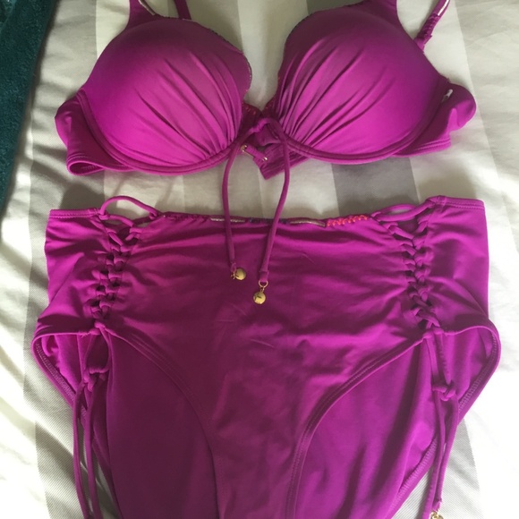 Bikini - Picture 1 of 3